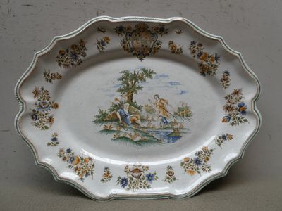 Grand plat en faïence de MOUSTIERS, à décor polychrome d'une…