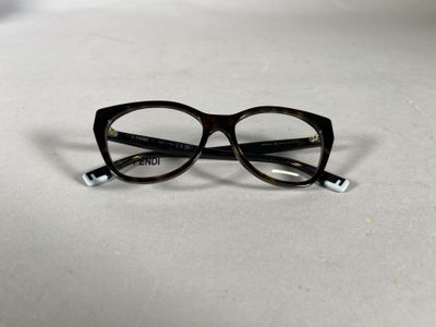 une paire de lunettes posée sur une surface blanche