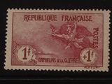 un timbre rouge sur lequel figure l'image d'une femme
