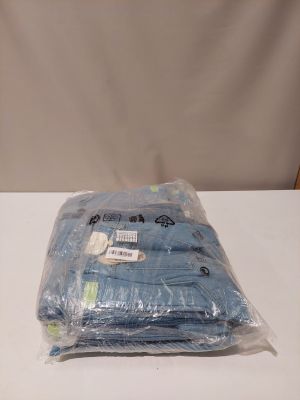 un sac de vêtements bleus posé sur une table blanche