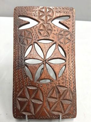 gros plan d'un objet métallique sur une surface blanche