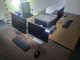 deux écrans d'ordinateur et un clavier sur un bureau