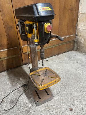 une perceuse posée sur une table en bois