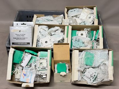 Plusieurs cartons contenant du matériel électronique sont posés sur une table