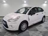 la petite voiture blanche est garée sur un sol en damier