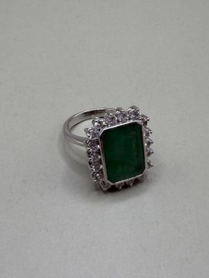 Bague en or gris 750 millièmes sertie d'une émeraude opaque … - Photo 1