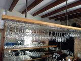 de nombreux verres à vin suspendus au plafond au-dessus du bar