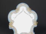 une image représentant un miroir blanc bordé de bleu sur fond noir