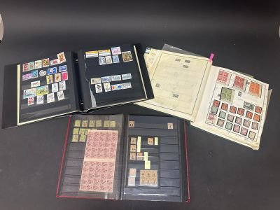 de nombreux timbres différents sur un livre posé sur une table