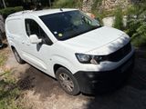 une camionnette blanche garée sur le bord de la route