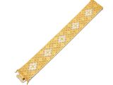 Gros plan sur un bracelet en or orné de diamants