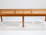 une image représentant une table en bois avec un plateau en rotin sur fond blanc