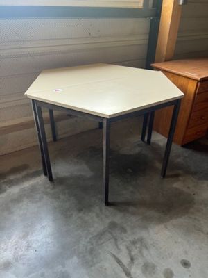 2 bouts de tables de réunion plateau laqués crème, piétement…