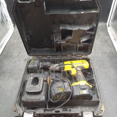 une caisse à outils avec des outils sur le sol