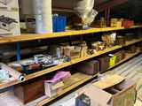 une pièce avec beaucoup de cartons et des cartons sur le sol