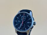 gros plan d'une montre sur un support posé sur une table