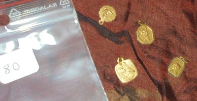 un sac de pièces d'or posé sur une table
