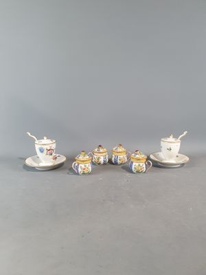 cinq tasses et soucoupes en porcelaine, avec leurs soucoupes