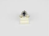 gros plan d'une bague en diamant sur une surface blanche