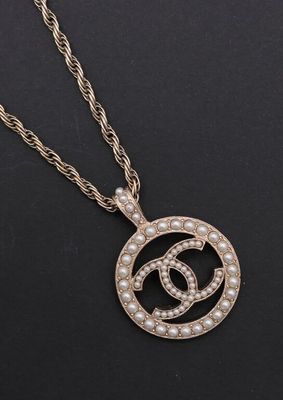 un collier avec un pendentif en diamant et perle