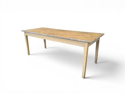 une image d'une table en bois sur fond blanc
