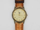 une image d'une montre-bracelet sur une surface blanche