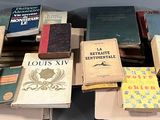 un grand nombre de livres posés sur une table