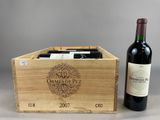 deux bouteilles de vin dans un coffret en bois à côté d'une bouteille de vin