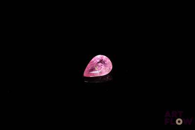 un diamant rose sur fond noir