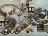 beaucoup de plats et de cuillères en argent sur la table