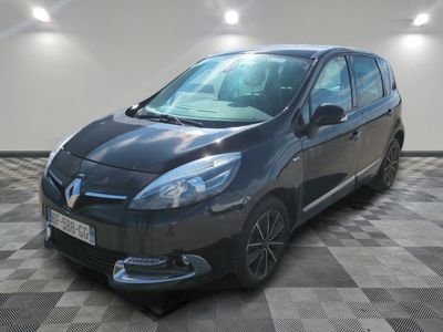 la photo d'une voiture noire garée sur un sol en damier