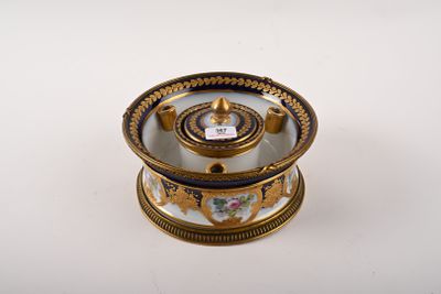 une boîte dorée et blanche ornée d'un motif floral