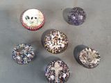 un grand nombre de boutons posés sur une table