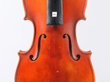 un vieux violon avec un archet sur fond blanc