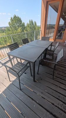 une table et des chaises sur la terrasse d'une maison