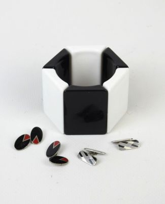 bracelet à manchette noir et blanc orné de boutons en émail rouge et noir