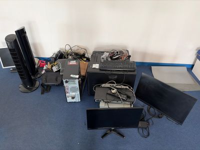 il y a beaucoup de matériel informatique par terre dans cette pièce