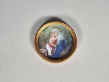 l'image d'un tableau miniature représentant une femme tenant un enfant dans ses bras