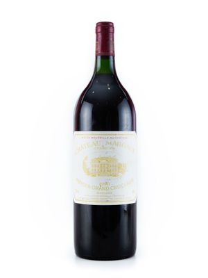une bouteille de vin rouge sur fond blanc