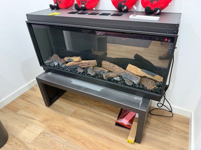 un aquarium contenant des rochers et du bois de chauffage