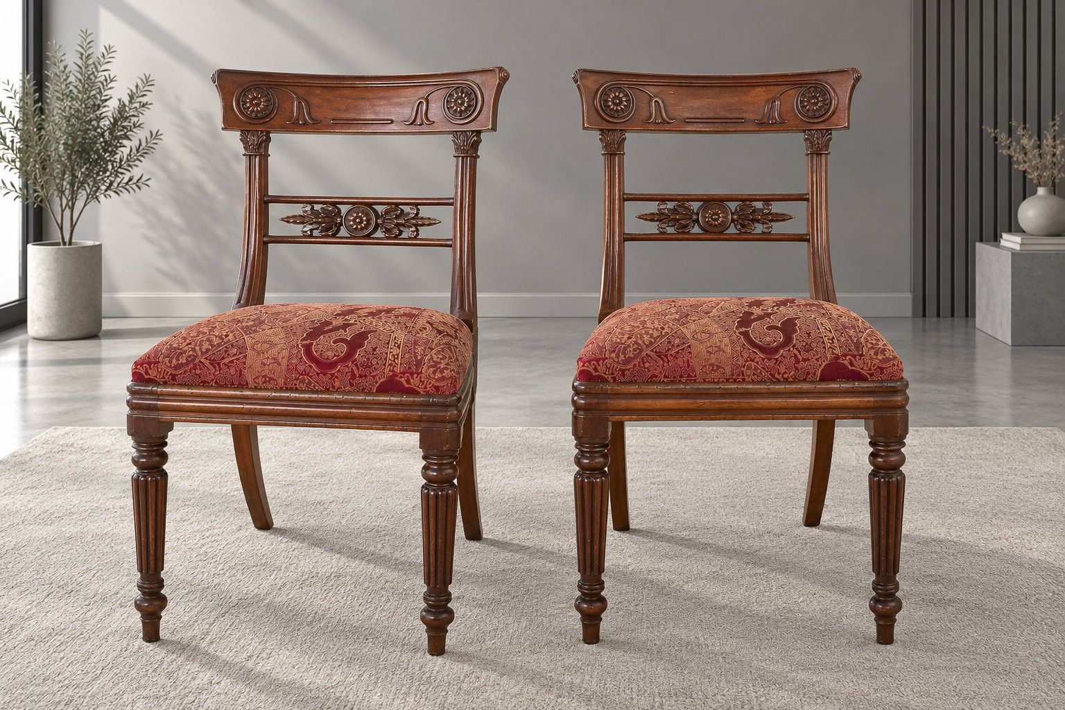Paire de chaises en acajou et placage d'acajou, le dossier s…