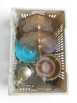un panier contenant des tasses à thé et des théières