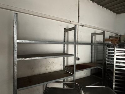 une pièce contenant des étagères et des bacs remplis de nourriture