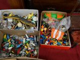 deux boîtes de Lego assortis posées sur un lit