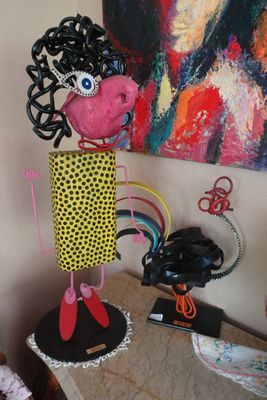 une sculpture représentant une femme aux cheveux bouclés, posée sur une table