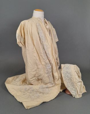 une photo d'une robe et d'un chapeau sur un mannequin
