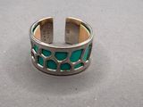bracelet manchette en argent orné de pierres de turquoise et d'incrustations d'argent