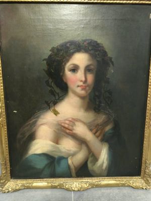 un tableau représentant une femme tenant un papillon dans la main
