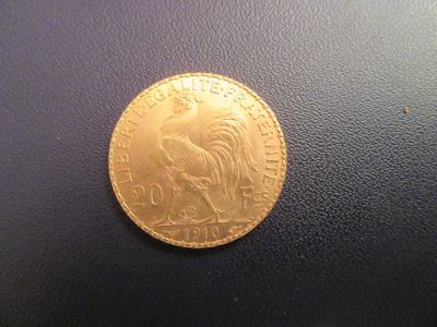 une pièce d'or sur laquelle est représenté un coq