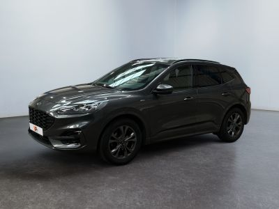 Une Ford Escape grise est garée dans une pièce blanche
